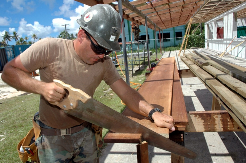 menuisier-ST JEAN CAP FERRAT-min_worker_construction_building_carpenter_male_job_build_helmet-893290